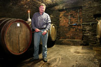 Der Winzermeister bei seiner Arbeit