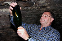 Die Hefekontrolle einer handgerüttelten Sektflasche